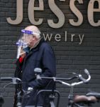 Amsterdam 6 mei 2021
Mensen winkelen tijdens covid met maskers op .