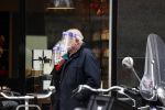 Amsterdam 6 mei 2021
Mensen winkelen tijdens covid met maskers op .