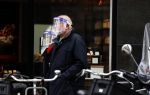 Amsterdam 6 mei 2021
Mensen winkelen tijdens covid met maskers op .