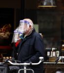 Amsterdam 6 mei 2021
Mensen winkelen tijdens covid met maskers op .