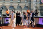 Den Haag 28 april 2021
Concert the streamers bij paleis Noordeinde. Koning Willem Alexander Koningin Maxima prinses Amalia Alexia Ariane zijn aanwezig . The streamers bestaan oa uit Guus Meeuwis Thomas Acda Paul deMunnik Roel v Velzen Raycoon Nick Schilder Simon Keizer Paul de Leeuw Davina Michelle Rolf Sanchez Maan Suzanne en Freek Armin v Buuren Danny Vera Sanne Hans (Miss Montreal) Duncan Laurence Frank Lammers Diggy Dex Kraantje Pappie