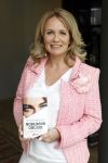 Amsterdam 14 mei 2021
Quinty Trustfull krijgt uit handen van Esther Kreukniet heet eerste boek . Vindt plaats in het consorvatorium hotel.