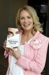 Amsterdam 14 mei 2021
Quinty Trustfull krijgt uit handen van Esther Kreukniet heet eerste boek . Vindt plaats in het consorvatorium hotel.