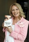 Amsterdam 14 mei 2021
Quinty Trustfull krijgt uit handen van Esther Kreukniet heet eerste boek . Vindt plaats in het consorvatorium hotel.