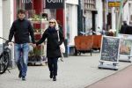 Amsterdam 8 april 2021
Eva Jinek met haar partner Dexter wandelend in Amsterdam zuid