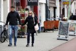 Amsterdam 8 april 2021
Eva Jinek met haar partner Dexter wandelend in Amsterdam zuid