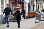 Amsterdam 8 april 2021
Eva Jinek met haar partner Dexter wandelend in Amsterdam zuid