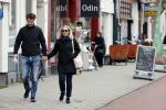 Amsterdam 8 april 2021
Eva Jinek met haar partner Dexter wandelend in Amsterdam zuid