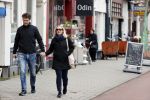 Amsterdam 8 april 2021
Eva Jinek met haar partner Dexter wandelend in Amsterdam zuid