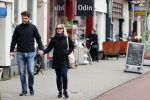 Amsterdam 8 april 2021
Eva Jinek met haar partner Dexter wandelend in Amsterdam zuid
