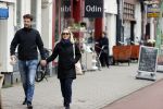 Amsterdam 8 april 2021
Eva Jinek met haar partner Dexter wandelend in Amsterdam zuid