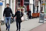 Amsterdam 8 april 2021
Eva Jinek met haar partner Dexter wandelend in Amsterdam zuid