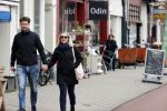 Amsterdam 8 april 2021
Eva Jinek met haar partner Dexter wandelend in Amsterdam zuid