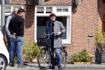 Amsterdam 1 mei 2021
Ferdinand Grapperhaus op zijn fiets in Amsterdam zuid. Hij helpt ook nog mensen waarvan het hondje overreden is door een fietser.