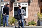 Amsterdam 1 mei 2021
Ferdinand Grapperhaus op zijn fiets in Amsterdam zuid. Hij helpt ook nog mensen waarvan het hondje overreden is door een fietser.