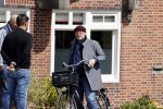 Amsterdam 1 mei 2021
Ferdinand Grapperhaus op zijn fiets in Amsterdam zuid. Hij helpt ook nog mensen waarvan het hondje overreden is door een fietser.