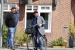 Amsterdam 1 mei 2021
Ferdinand Grapperhaus op zijn fiets in Amsterdam zuid. Hij helpt ook nog mensen waarvan het hondje overreden is door een fietser.