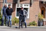 Amsterdam 1 mei 2021
Ferdinand Grapperhaus op zijn fiets in Amsterdam zuid. Hij helpt ook nog mensen waarvan het hondje overreden is door een fietser.