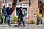 Amsterdam 1 mei 2021
Ferdinand Grapperhaus op zijn fiets in Amsterdam zuid. Hij helpt ook nog mensen waarvan het hondje overreden is door een fietser.