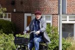 Amsterdam 1 mei 2021
Ferdinand Grapperhaus op zijn fiets in Amsterdam zuid. Hij helpt ook nog mensen waarvan het hondje overreden is door een fietser.