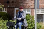 Amsterdam 1 mei 2021
Ferdinand Grapperhaus op zijn fiets in Amsterdam zuid. Hij helpt ook nog mensen waarvan het hondje overreden is door een fietser.