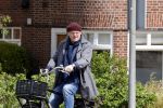 Amsterdam 1 mei 2021
Ferdinand Grapperhaus op zijn fiets in Amsterdam zuid. Hij helpt ook nog mensen waarvan het hondje overreden is door een fietser.