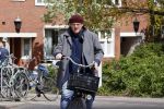 Amsterdam 1 mei 2021
Ferdinand Grapperhaus op zijn fiets in Amsterdam zuid. Hij helpt ook nog mensen waarvan het hondje overreden is door een fietser.