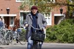 Amsterdam 1 mei 2021
Ferdinand Grapperhaus op zijn fiets in Amsterdam zuid. Hij helpt ook nog mensen waarvan het hondje overreden is door een fietser.