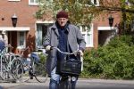 Amsterdam 1 mei 2021
Ferdinand Grapperhaus op zijn fiets in Amsterdam zuid. Hij helpt ook nog mensen waarvan het hondje overreden is door een fietser.