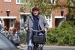 Amsterdam 1 mei 2021
Ferdinand Grapperhaus op zijn fiets in Amsterdam zuid. Hij helpt ook nog mensen waarvan het hondje overreden is door een fietser.