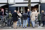 Amsterdam 1 mei 2021
Ferdinand Grapperhaus op zijn fiets in Amsterdam zuid. Hij helpt ook nog mensen waarvan het hondje overreden is door een fietser.