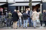 Amsterdam 1 mei 2021
Ferdinand Grapperhaus op zijn fiets in Amsterdam zuid. Hij helpt ook nog mensen waarvan het hondje overreden is door een fietser.