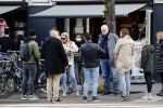 Amsterdam 1 mei 2021
Ferdinand Grapperhaus op zijn fiets in Amsterdam zuid. Hij helpt ook nog mensen waarvan het hondje overreden is door een fietser.