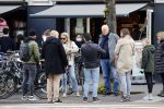 Amsterdam 1 mei 2021
Ferdinand Grapperhaus op zijn fiets in Amsterdam zuid. Hij helpt ook nog mensen waarvan het hondje overreden is door een fietser.