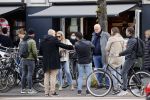 Amsterdam 1 mei 2021
Ferdinand Grapperhaus op zijn fiets in Amsterdam zuid. Hij helpt ook nog mensen waarvan het hondje overreden is door een fietser.
