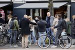 Amsterdam 1 mei 2021
Ferdinand Grapperhaus op zijn fiets in Amsterdam zuid. Hij helpt ook nog mensen waarvan het hondje overreden is door een fietser.