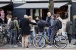 Amsterdam 1 mei 2021
Ferdinand Grapperhaus op zijn fiets in Amsterdam zuid. Hij helpt ook nog mensen waarvan het hondje overreden is door een fietser.