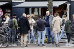 Amsterdam 1 mei 2021
Ferdinand Grapperhaus op zijn fiets in Amsterdam zuid. Hij helpt ook nog mensen waarvan het hondje overreden is door een fietser.