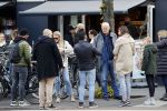 Amsterdam 1 mei 2021
Ferdinand Grapperhaus op zijn fiets in Amsterdam zuid. Hij helpt ook nog mensen waarvan het hondje overreden is door een fietser.