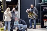 Amsterdam 1 mei 2021
Ferdinand Grapperhaus op zijn fiets in Amsterdam zuid. Hij helpt ook nog mensen waarvan het hondje overreden is door een fietser. Hij koopt verse bloemen
