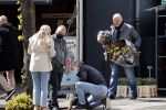 Amsterdam 1 mei 2021
Ferdinand Grapperhaus op zijn fiets in Amsterdam zuid. Hij helpt ook nog mensen waarvan het hondje overreden is door een fietser. Hij koopt verse bloemen