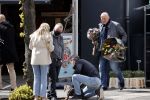 Amsterdam 1 mei 2021
Ferdinand Grapperhaus op zijn fiets in Amsterdam zuid. Hij helpt ook nog mensen waarvan het hondje overreden is door een fietser. Hij koopt verse bloemen