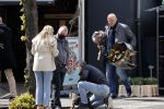 Amsterdam 1 mei 2021
Ferdinand Grapperhaus op zijn fiets in Amsterdam zuid. Hij helpt ook nog mensen waarvan het hondje overreden is door een fietser. Hij koopt verse bloemen