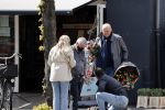Amsterdam 1 mei 2021
Ferdinand Grapperhaus op zijn fiets in Amsterdam zuid. Hij helpt ook nog mensen waarvan het hondje overreden is door een fietser. Hij koopt verse bloemen