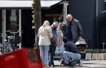 Amsterdam 1 mei 2021
Ferdinand Grapperhaus op zijn fiets in Amsterdam zuid. Hij helpt ook nog mensen waarvan het hondje overreden is door een fietser. Hij koopt verse bloemen