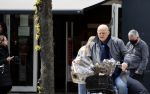 Amsterdam 1 mei 2021
Ferdinand Grapperhaus op zijn fiets in Amsterdam zuid. Hij helpt ook nog mensen waarvan het hondje overreden is door een fietser. Hij koopt verse bloemen