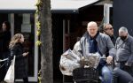 Amsterdam 1 mei 2021
Ferdinand Grapperhaus op zijn fiets in Amsterdam zuid. Hij helpt ook nog mensen waarvan het hondje overreden is door een fietser. Hij koopt verse bloemen