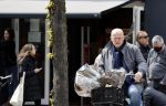 Amsterdam 1 mei 2021
Ferdinand Grapperhaus op zijn fiets in Amsterdam zuid. Hij helpt ook nog mensen waarvan het hondje overreden is door een fietser. Hij koopt verse bloemen