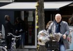 Amsterdam 1 mei 2021
Ferdinand Grapperhaus op zijn fiets in Amsterdam zuid. Hij helpt ook nog mensen waarvan het hondje overreden is door een fietser. Hij koopt verse bloemen