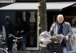 Amsterdam 1 mei 2021
Ferdinand Grapperhaus op zijn fiets in Amsterdam zuid. Hij helpt ook nog mensen waarvan het hondje overreden is door een fietser. Hij koopt verse bloemen